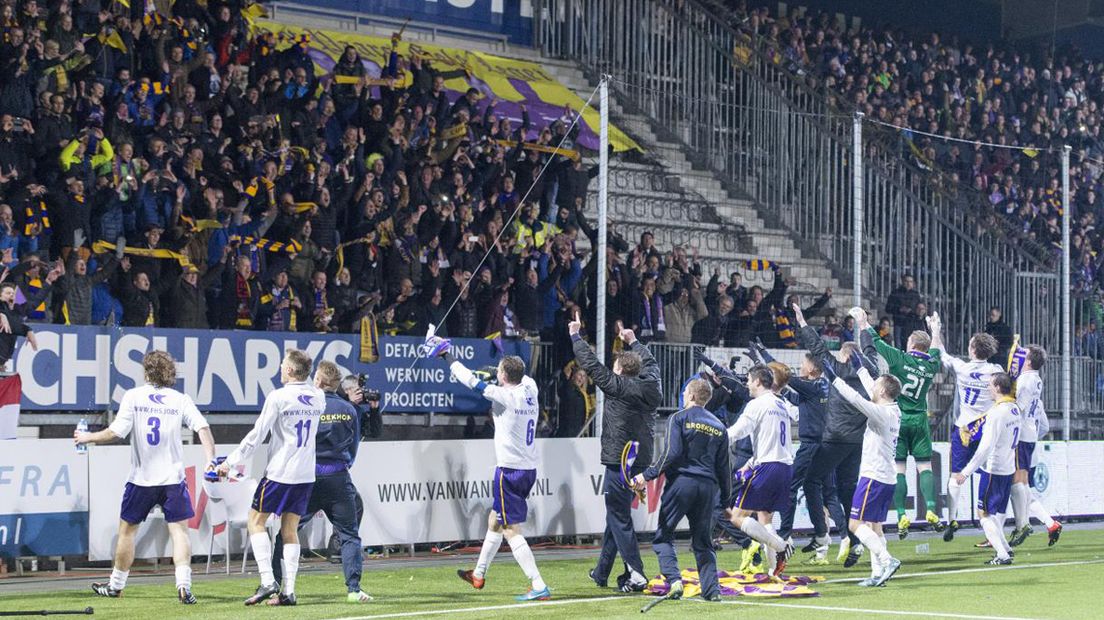 Spelers VVSB vieren overwinning in kwartfinale van de KNVB-beker met de meegereisde fans.