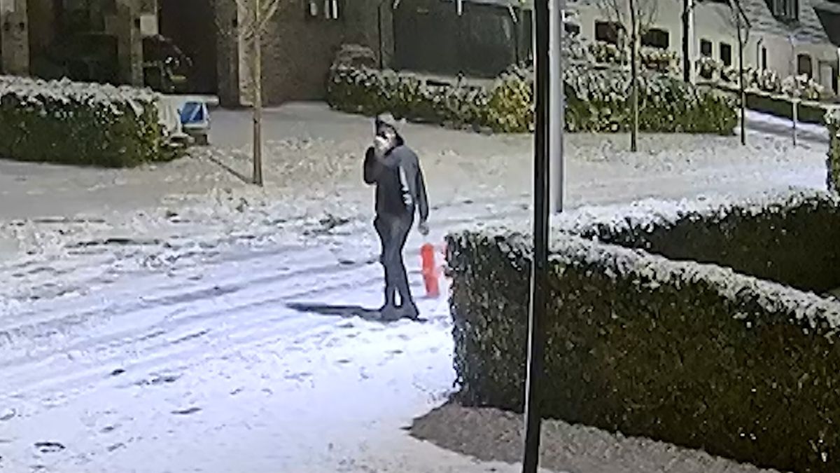Explosie bij voordeur in Almelo: man met rood tasje rent weg na harde knal