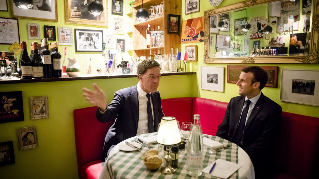 Premier Rutte met de Franse president Macron op het befaamde rode bankje in de bistrot
