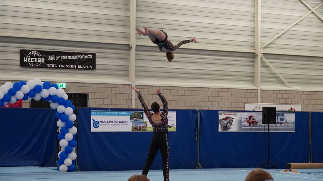 Acrogymnasten halen allerlei acrobatische toeren uit