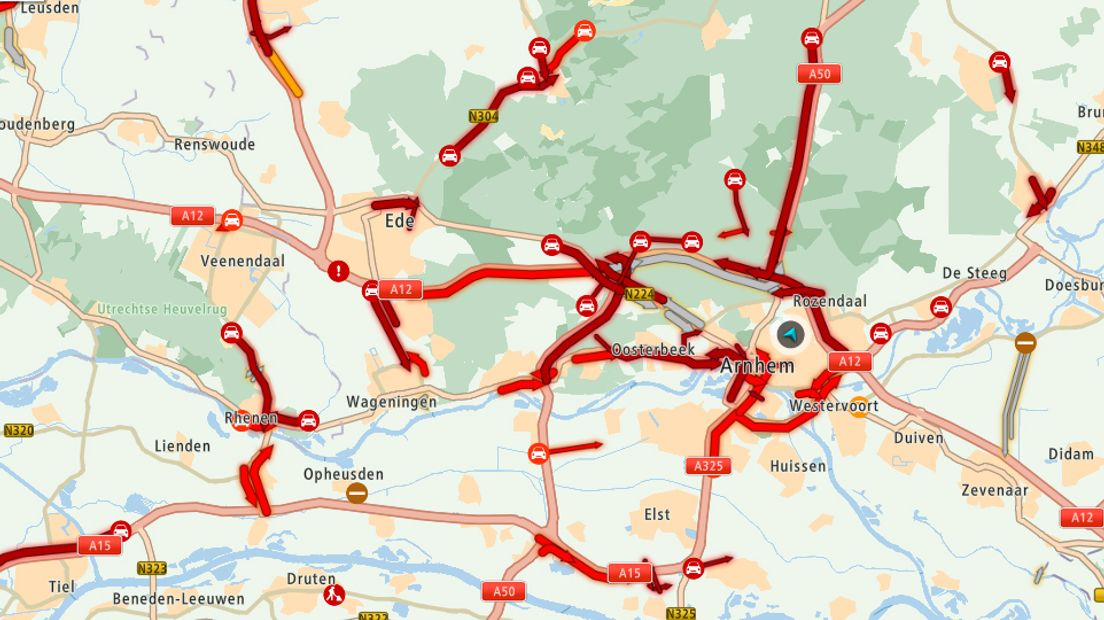 De A12 is maandag in de richting van Arnhem urenlang dicht geweest tussen de knooppunten Grijsoord en Waterberg. Er was een ongeluk gebeurd met meerdere vrachtwagens. Rijkswaterstaat gaf de weg na zessen weer vrij. Door het ongeval stond het verkeer rond Arnhem muurvast.