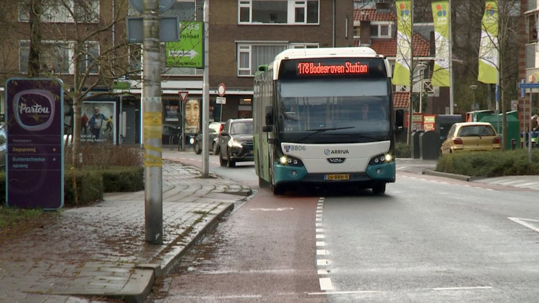 Een bus bij het gevaarlijke kruispunt rijdt half op het fietspad