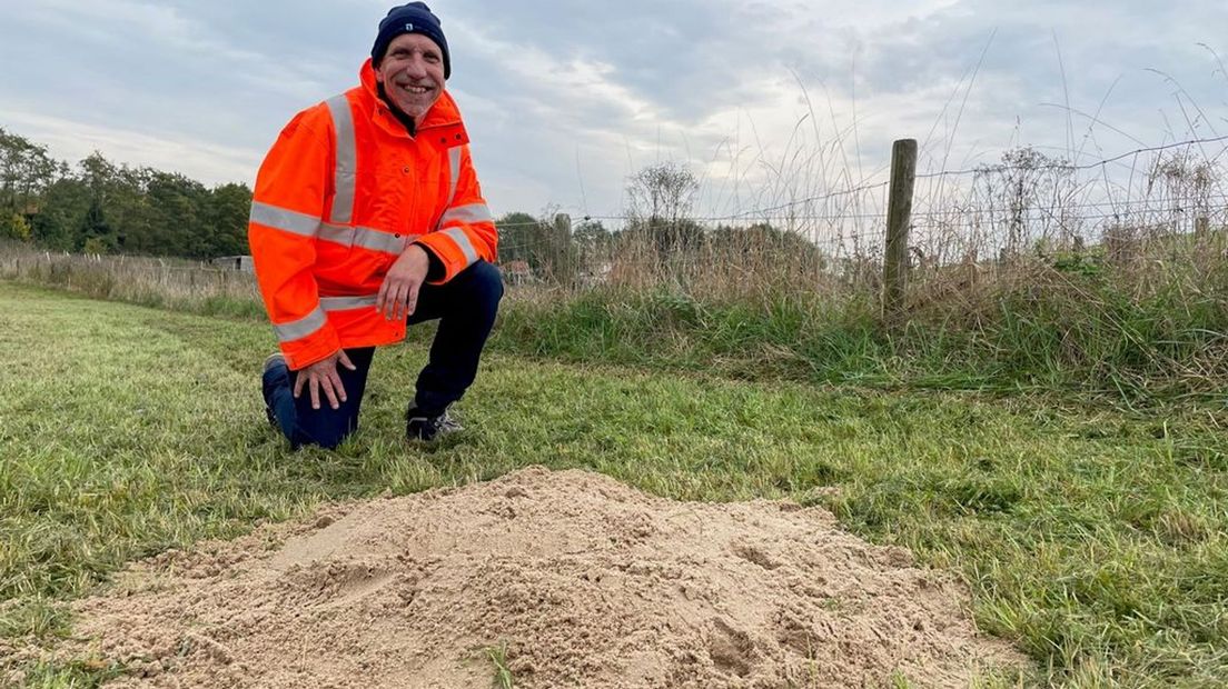 Dijkbewaker Rens Huuskes bij een (zogenaamde) zand meevoerende wel.