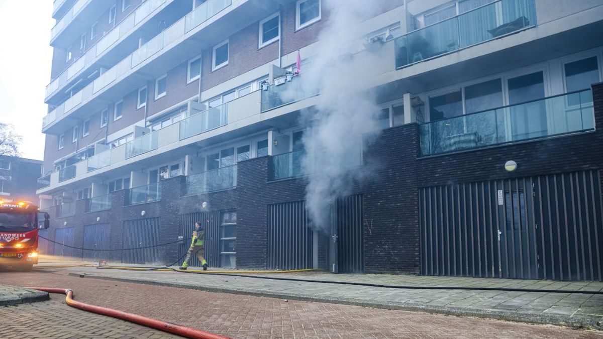 Flat ontruimd na grote brand in garagebox in Hengelo