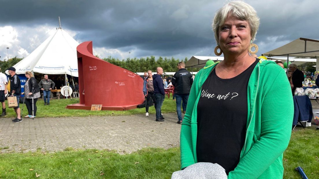 Hanneke Klevering bij het kunstwerk