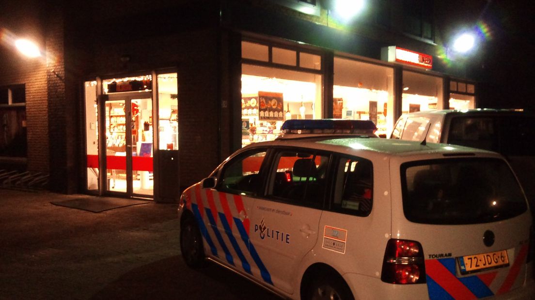 Een videotheek aan het Van Reenenpark in Nijkerk is zondagavond overvallen door twee gewapende mannen.