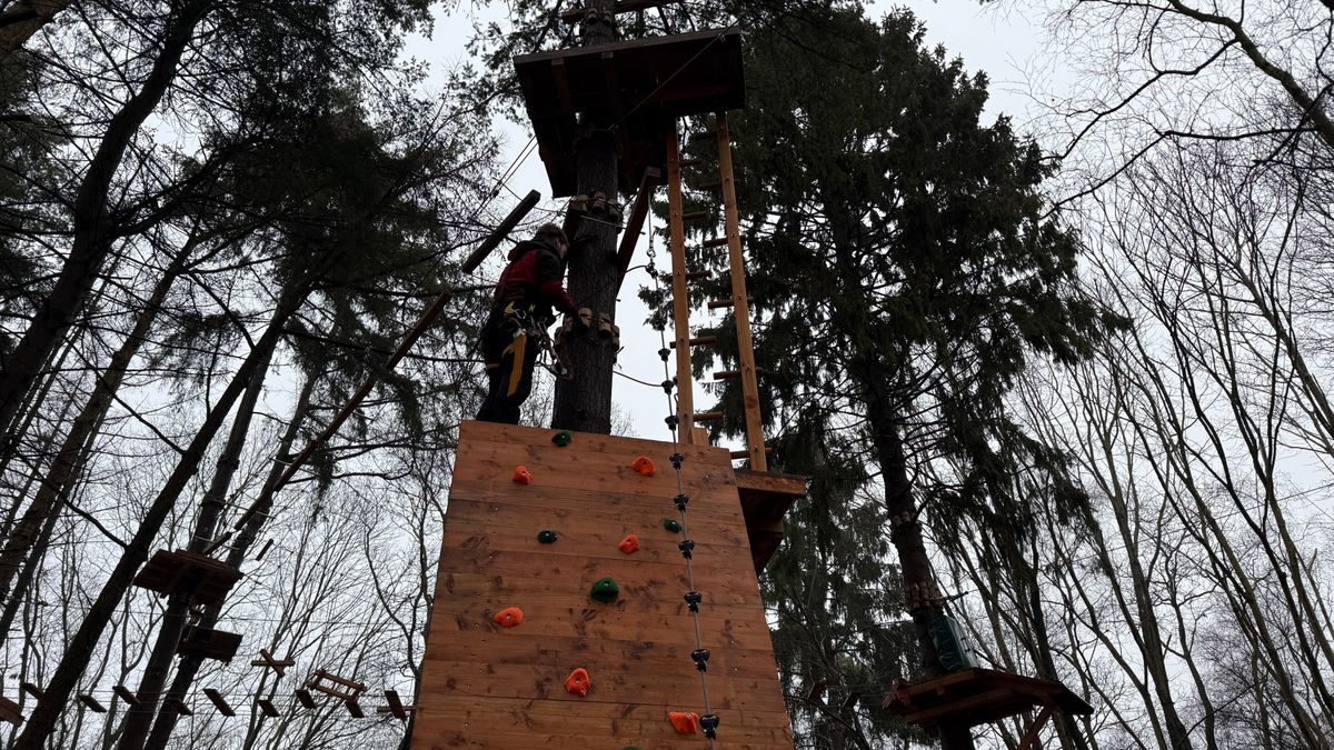 Klimmen en tokkelen tussen de bomen bij de Baggelhuizerplas tot je erbij neervalt