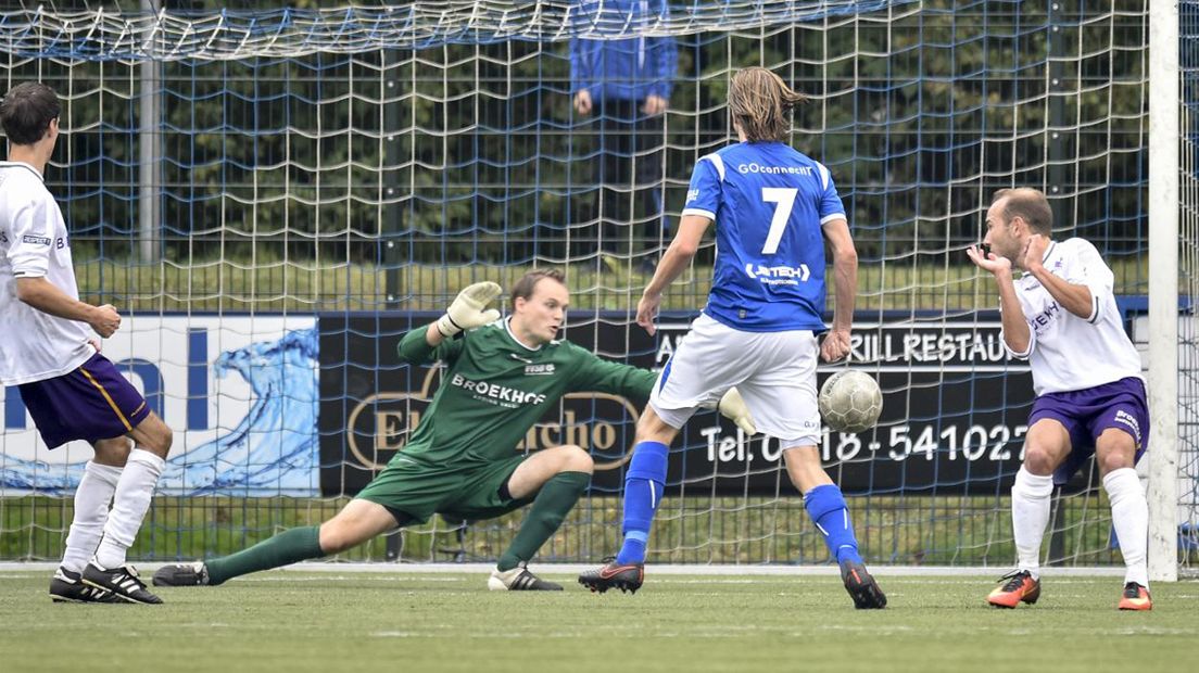 VVSB-doelman Ronald van der Meer ziet de 2-0 binnenvliegen