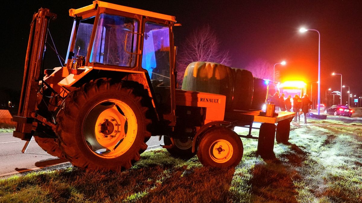 Trekker en auto botsen in Noordscheschut