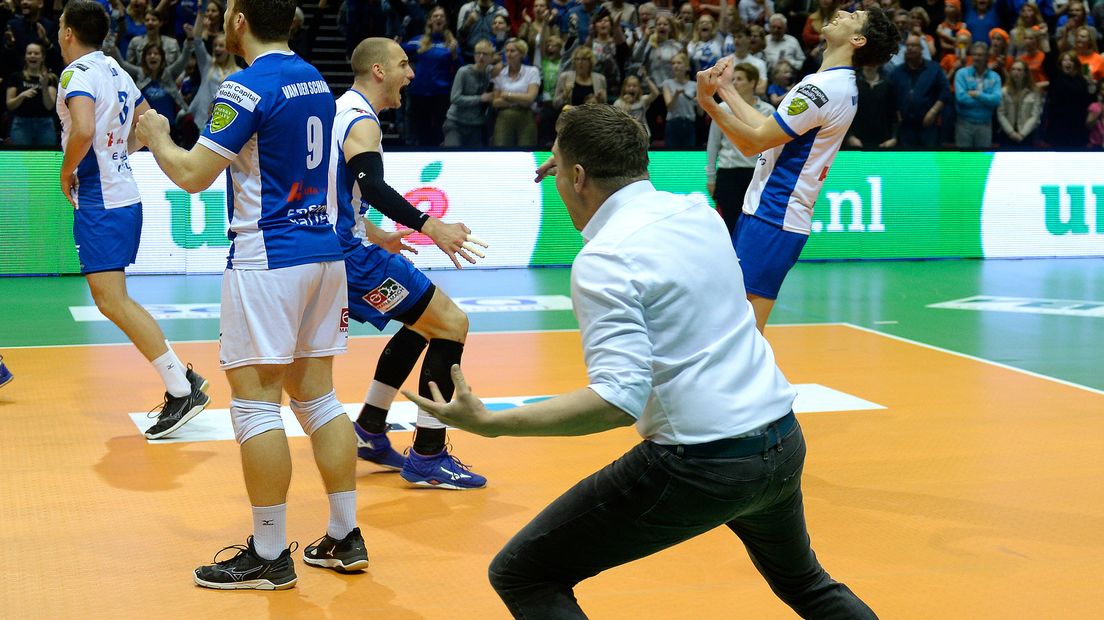 De ontlading bij Lycurgus na de service van Van Gestel die binnen valt