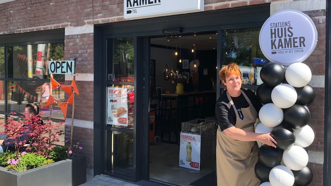 Op station Tiel is een stationshuiskamer geopend. Hier kunnen reizigers comfortabel wachten, een kopje koffie drinken of wat eten. Ook is er wifi en de mogelijkheid om mobiele apparaten op te laden. De huiskamer komt in plaats van de Kiosk die alleen op grotere stations blijft.