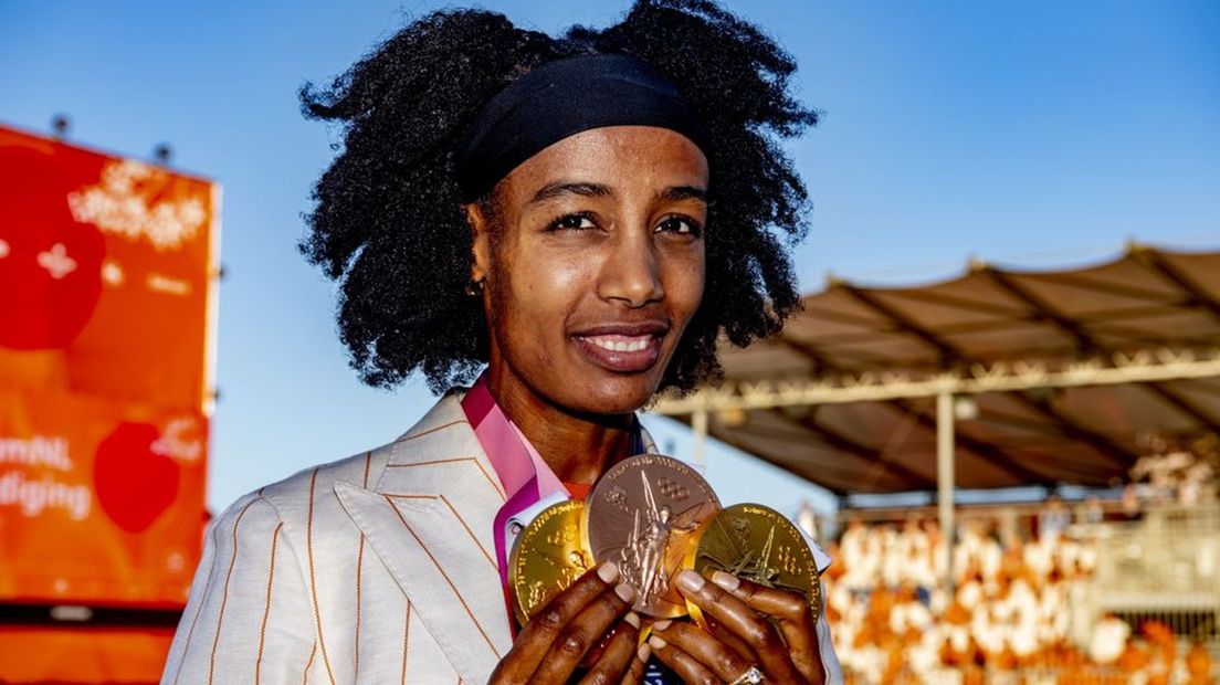 Sifan Hassan met haar olympische medailles.