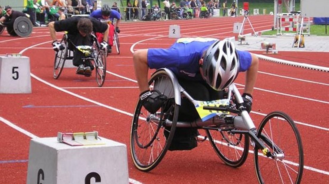 Rolstoelracers tijdens een wedstrijd