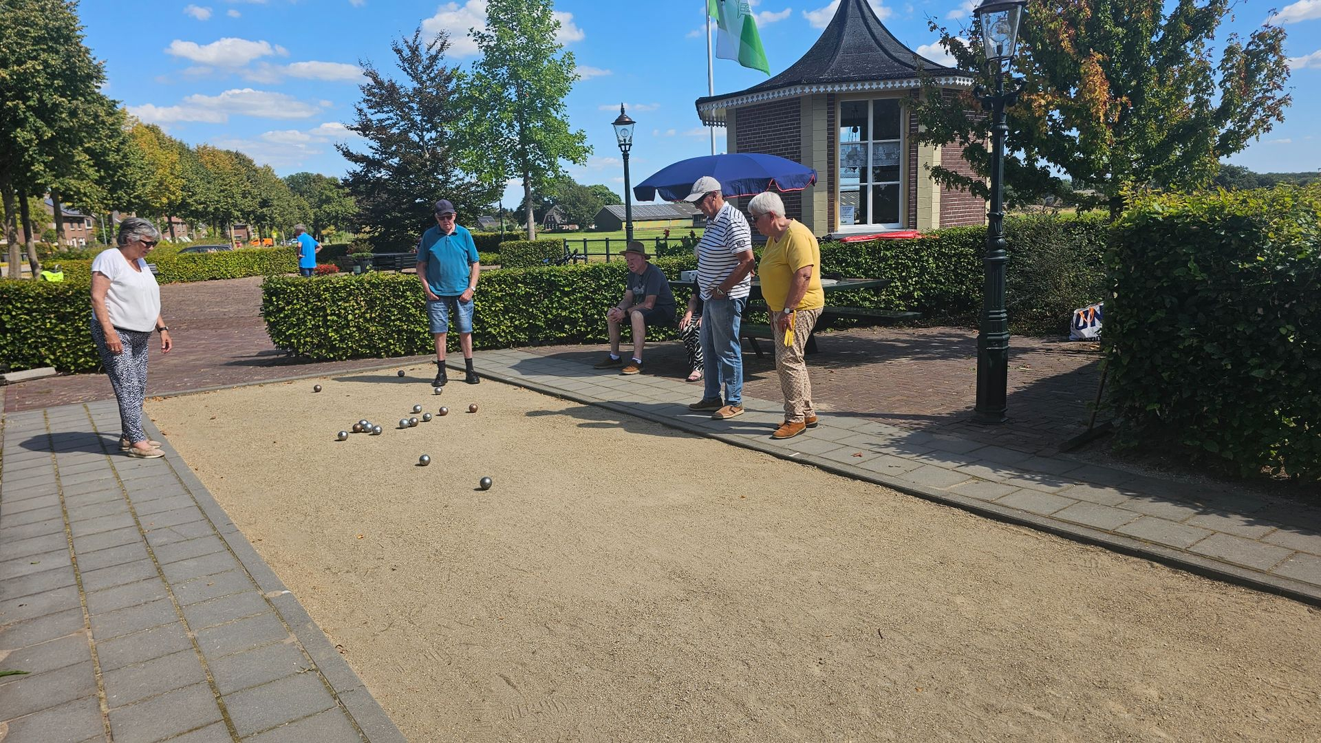 Het enige dorpscafé ging dicht, dus bewoners komen nu hier samen