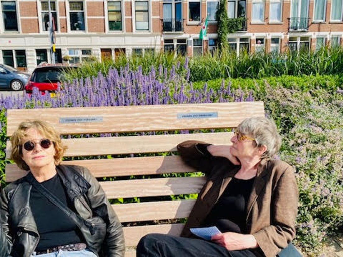 Anne Mieke Backer (l) en Carine Weve (r) op een zitplaats voor vrijkousen en kletskousen op het Noordereiland