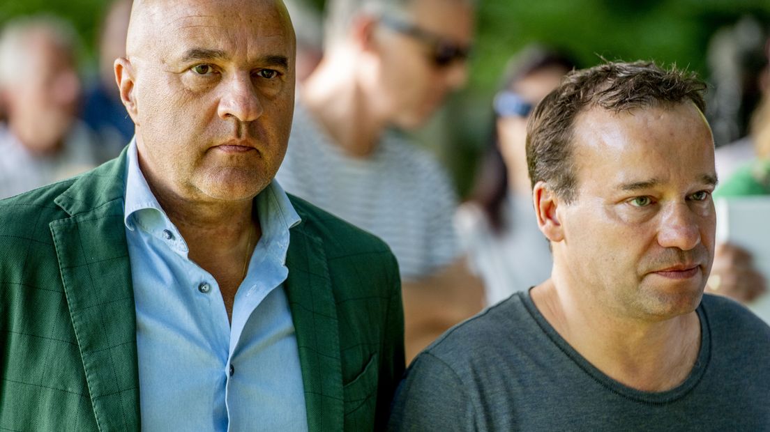 Misdiedsjoernalisten John van den Heuvel en Mick van Wely skriuwe oer de saak