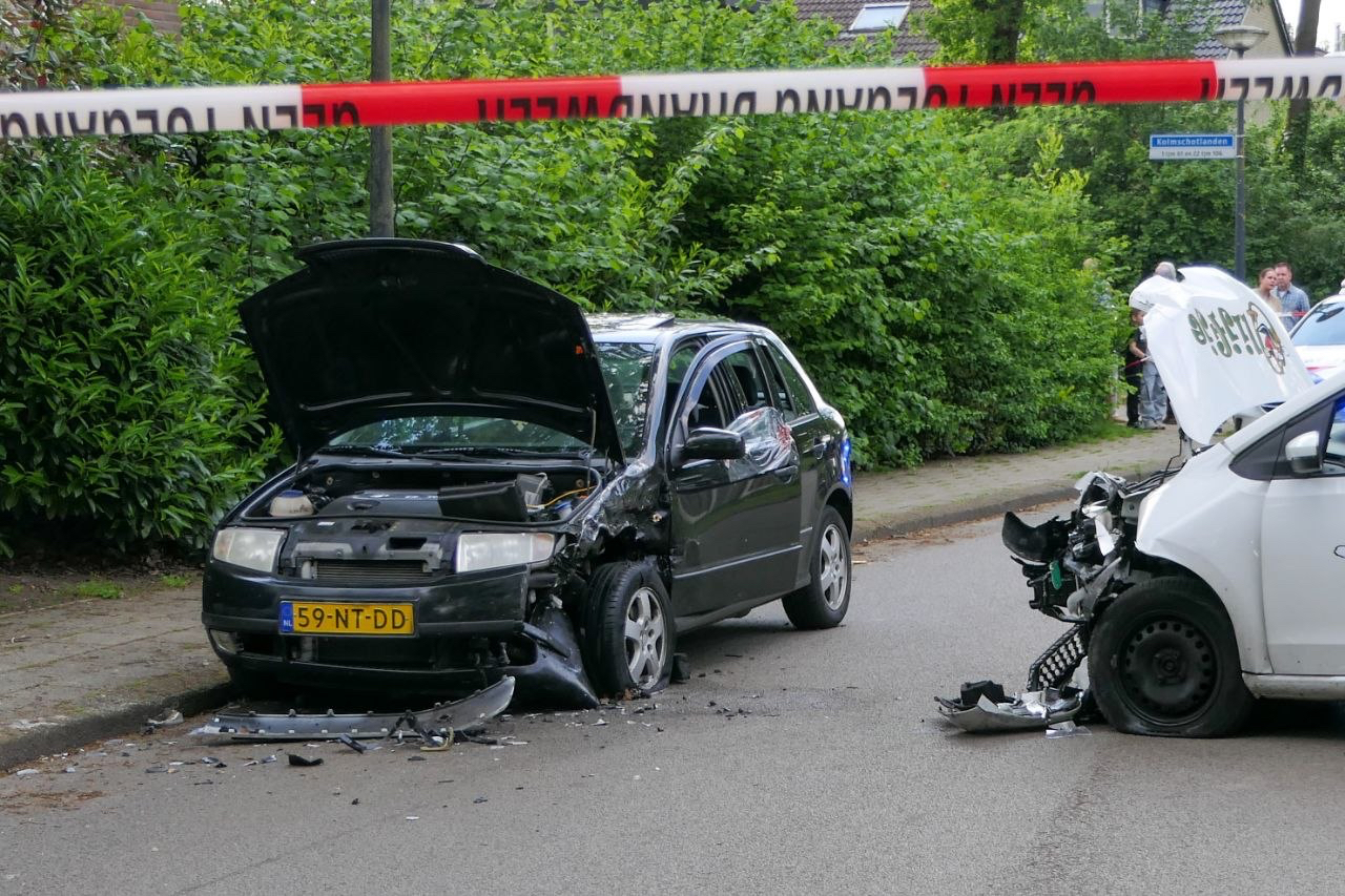 Twee gewonden bij botsing op kruising in Enschede.