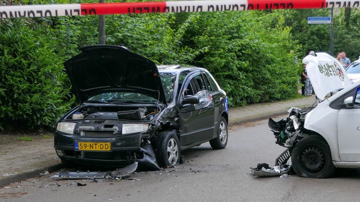 Twee gewonden bij botsing op kruising in Enschede