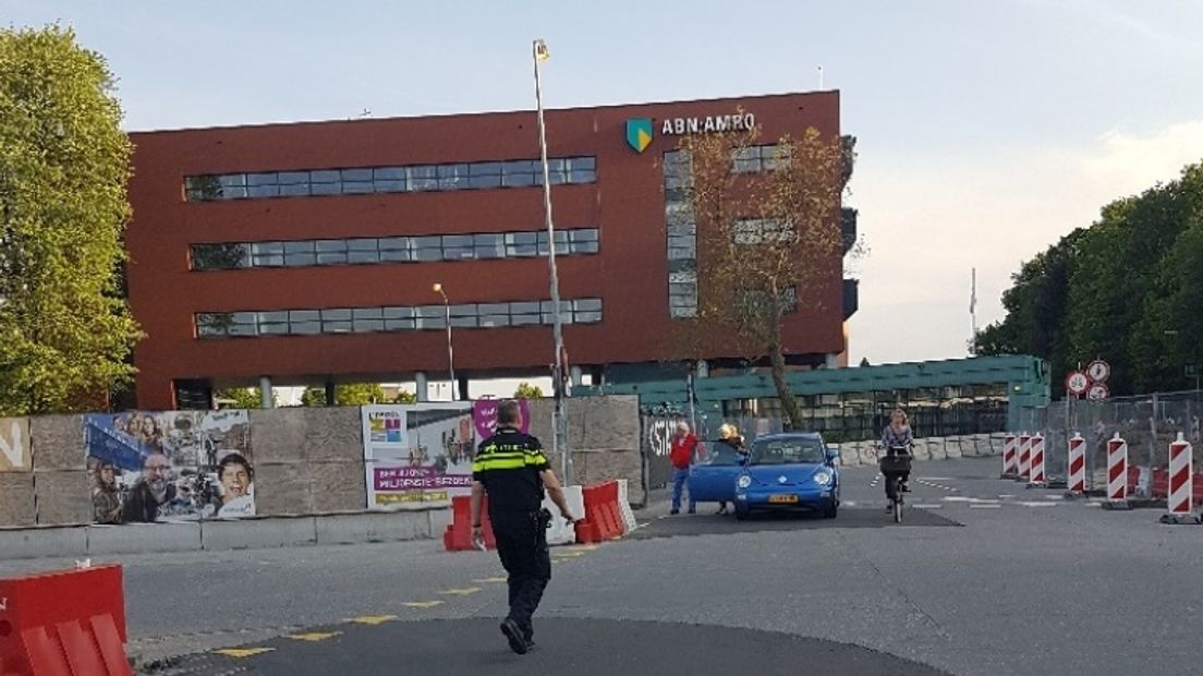 Parkeren is niet toegestaan op het Stationsplein (Rechten: Facebook Politie Noord-Drenthe)