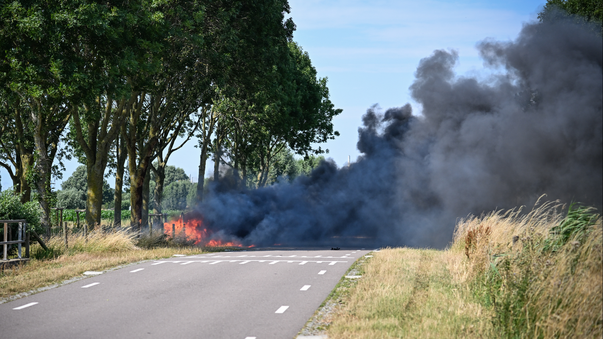 De bestuurder van het busje wist op tijd weg te komen, maar het voertuig was niet meer te redden.