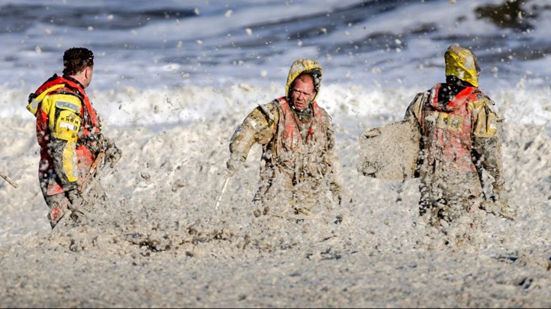 De zoektocht naar de vermiste surfers werd bemoeilijkt door de grote hoeveelheden schuim