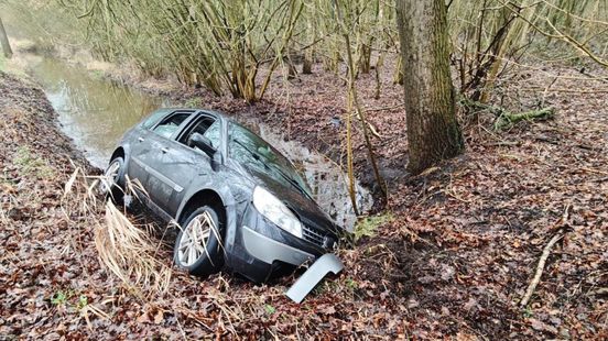 Auto in sloot, bestuurder te voet naar huis