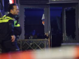 Zwaar vuurwerk afgestoken bij restaurant aan Hobbemaplein