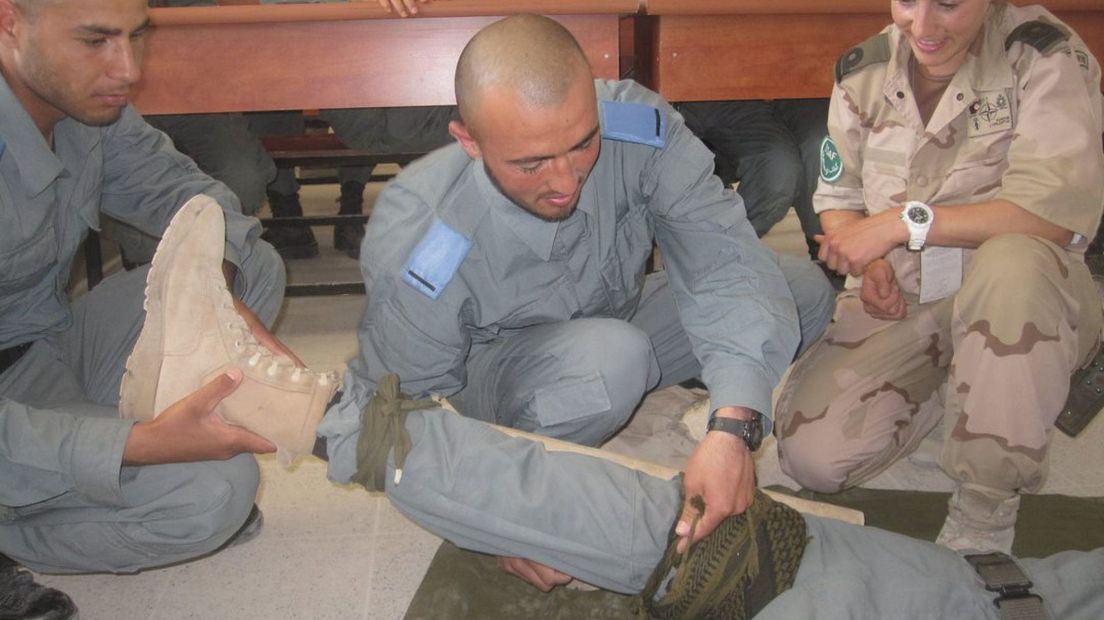 Beatrijs geeft een training aan Afghanen