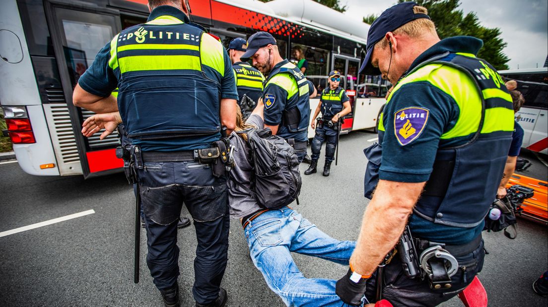 Arrestanten worden al vier dagen lang in bussen weggebracht