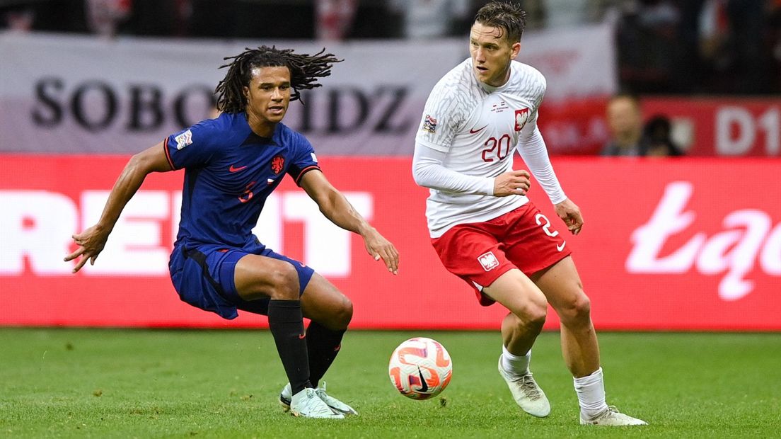 Nathan Aké zet de achtervolging in tijdens Nederland - Polen