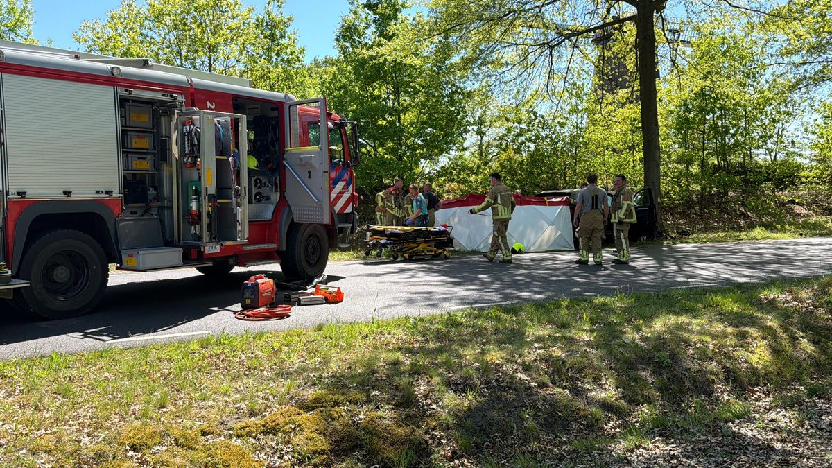 Auto botst tegen boom in Lottum: traumahelikopter geland