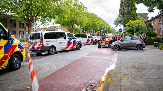 Scooterrijder ten val door botsing met auto. Scooterrijder ten val door botsing met auto.