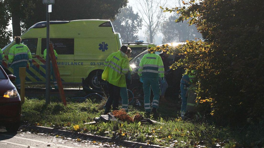 Brandweerlieden proberen een slachtoffer uit de auto te bevrijden (Rechten: Van Oost Media)