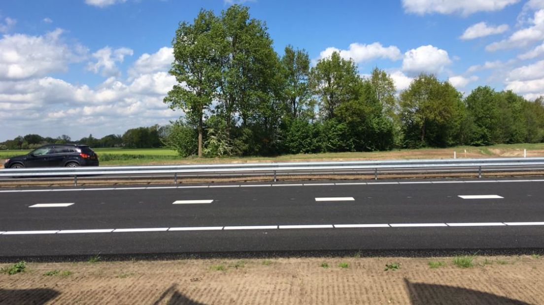 De nieuwe N18 is deze woensdag geopend voor verkeer. Bij Enschede zijn om 12.00 uur de hekken weggehaald. Medewerkers van Rijkswaterstaat reden daarna in een auto richting Groenlo. Elke af- en toerit die ze passeerden, ging open. Op de terugweg deden ze hetzelfde op de andere rijbaan.