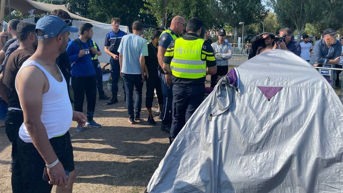 De noodverordening in effect: politie haalt alle tentjes weg