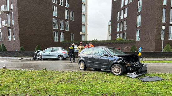 112 Nieuws: Twee gewonden bij frontale botsing in Deventer.