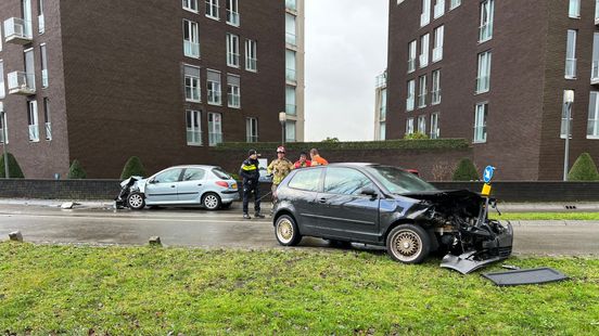 112 Nieuws: Twee gewonden bij frontale botsing in Deventer. 112 Nieuws: Twee gewonden bij frontale botsing in Deventer.
