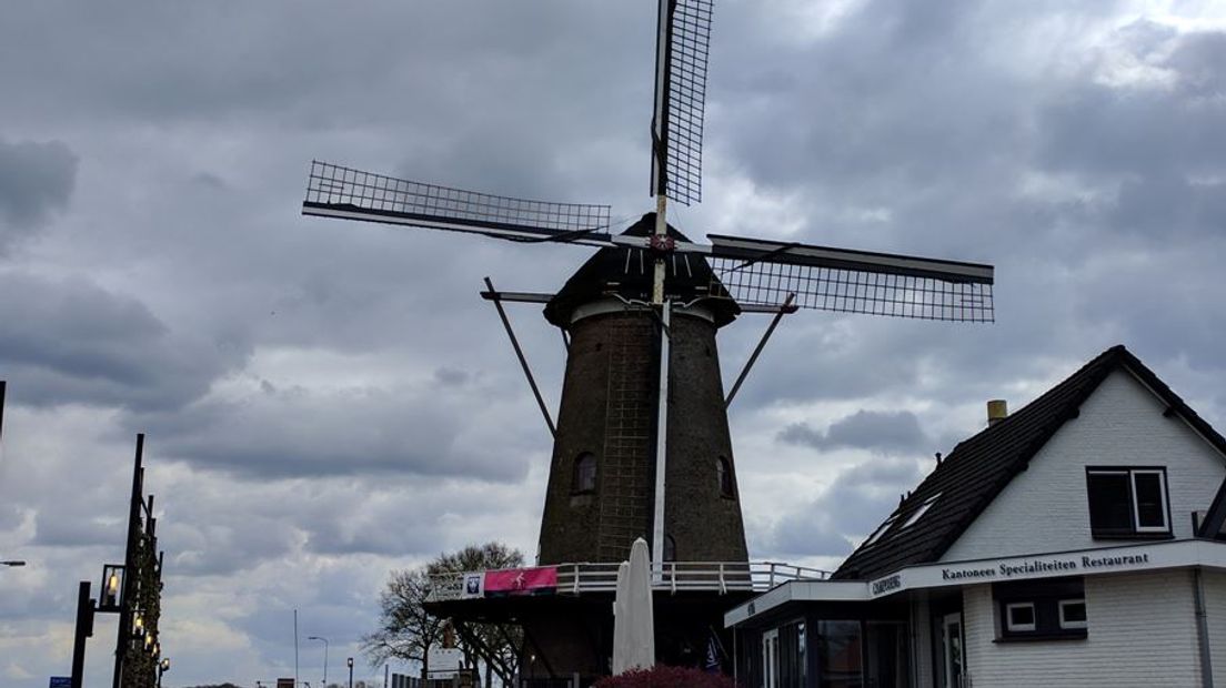 Zeven molens in Gelderland hebben mogelijk een probleem met de bouten die loszitten. Die bouten verbinden de roeden aan elkaar, waaraan de wieken vastzitten.