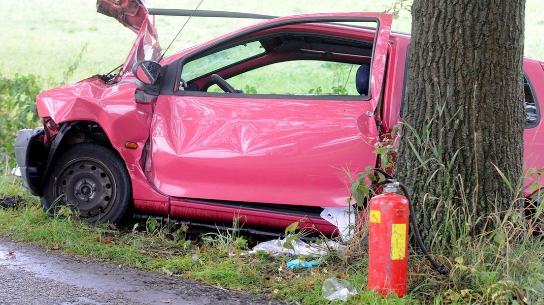 Auto tegen boom, Schukkinkweg Enschede