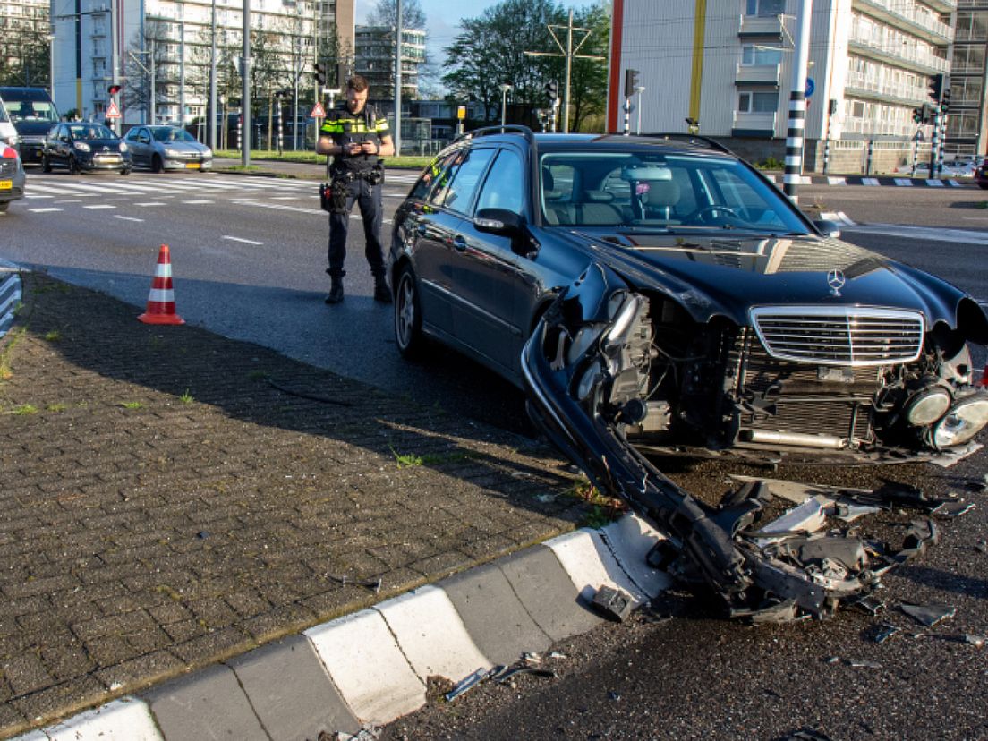 Na de botsing met een vrachtwagen in Schiedam is de voorkant van de auto flink beschadigd.