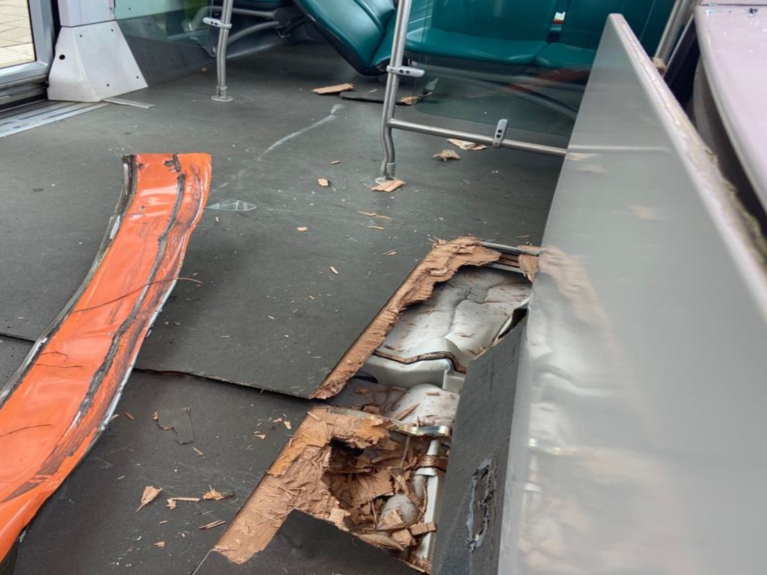 De vloer van de tram is gescheurd en meerdere ruiten zijn gesneuveld.