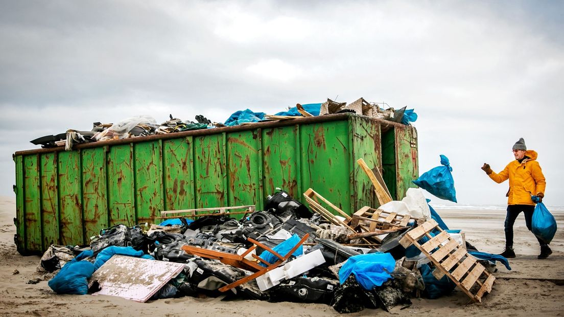 Rotzooi van de containerramp wordt opgeruimd