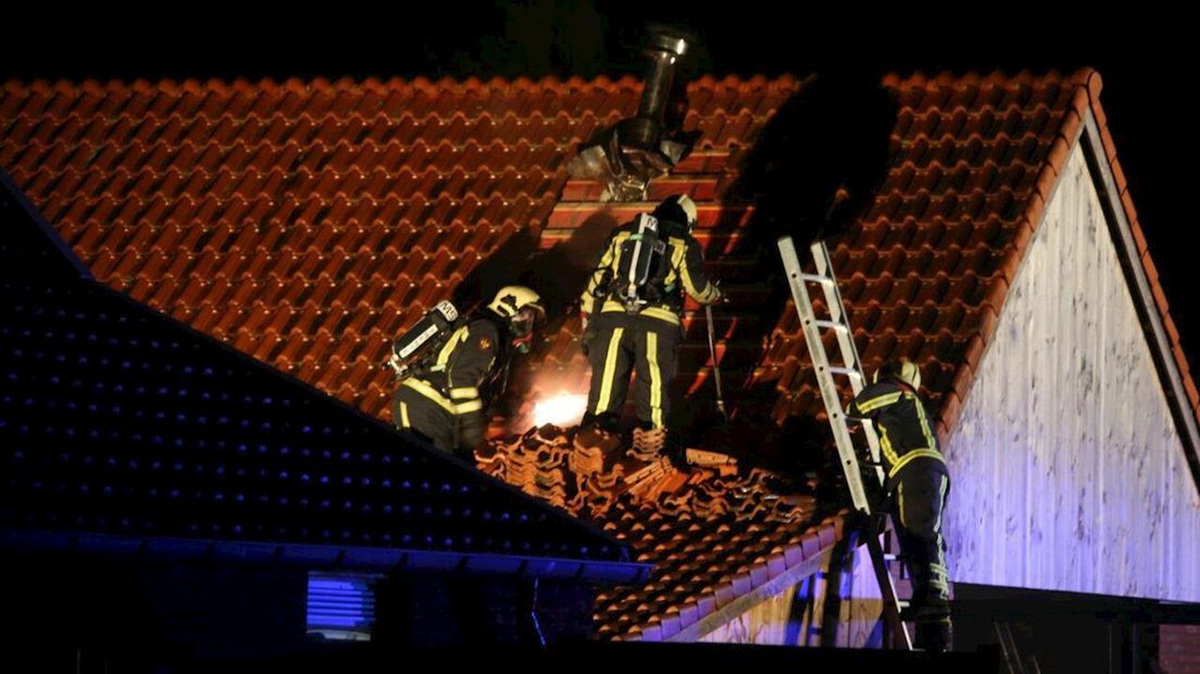 Brandweer probeert brand vanaf het dak te blussen