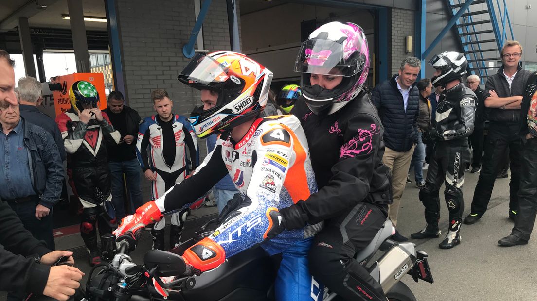 Steven Odendaal en Ilona van Veen maken zich op voor twee rondjes op het TT Circuit (Rechten: RTV Drenthe/Karin Mulder)