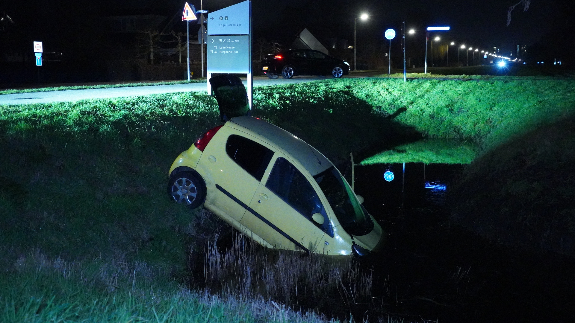 Afgezien van een nat pak, bleef de bestuurder ongedeerd.