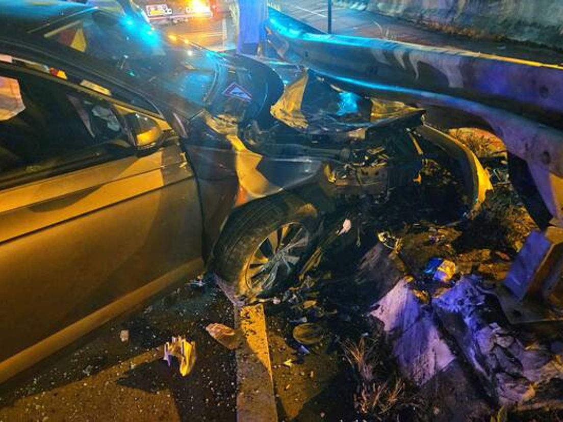 De schade aan de auto is flink.
