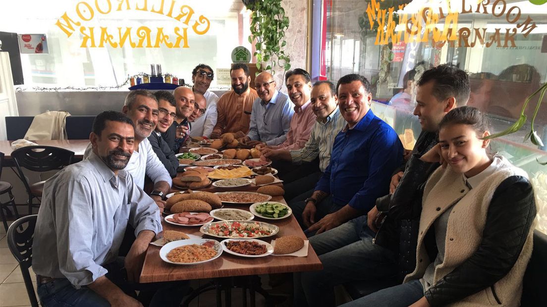 Achmed Raway (tweede links) met zijn vrienden
