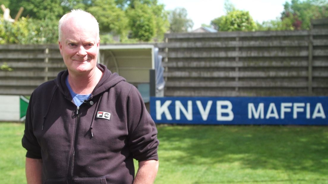 Rene in zijn mini-Vijverberg in de achtertuin.