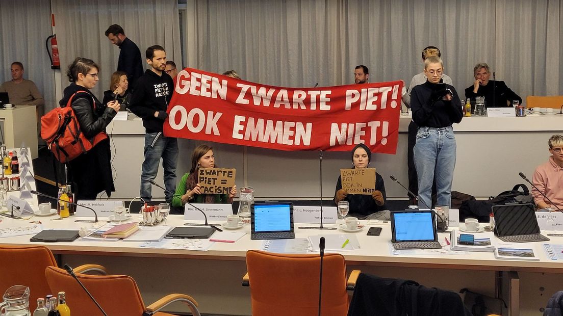 Demonstratie Zwarte Piet Emmen gemeentehuis