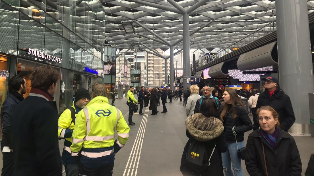 Reizigers op Den Haag Centraal